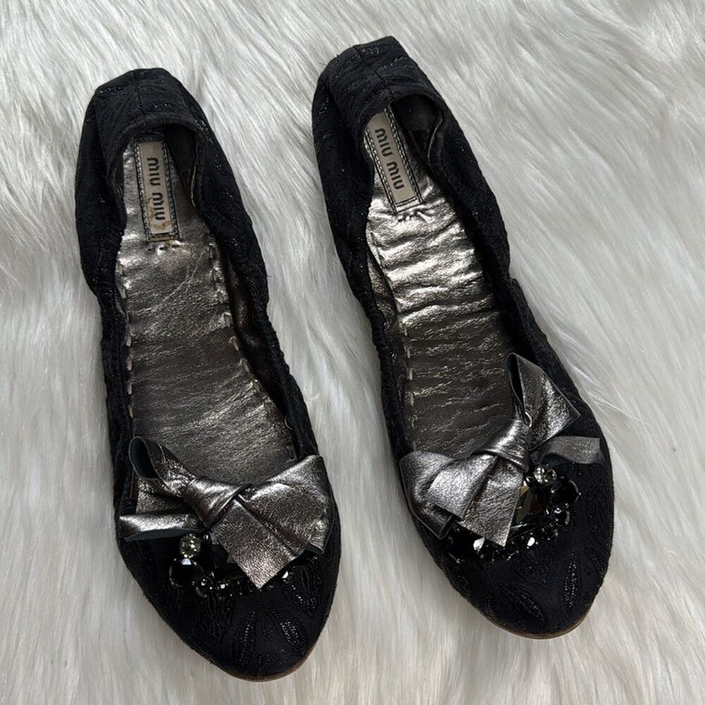 Miu Miu Black Shimmer Fabric and Leather Bow Embellished Scrunch Flat - Picture 3 of 9